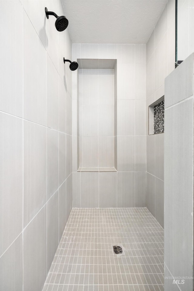 bathroom featuring tiled shower