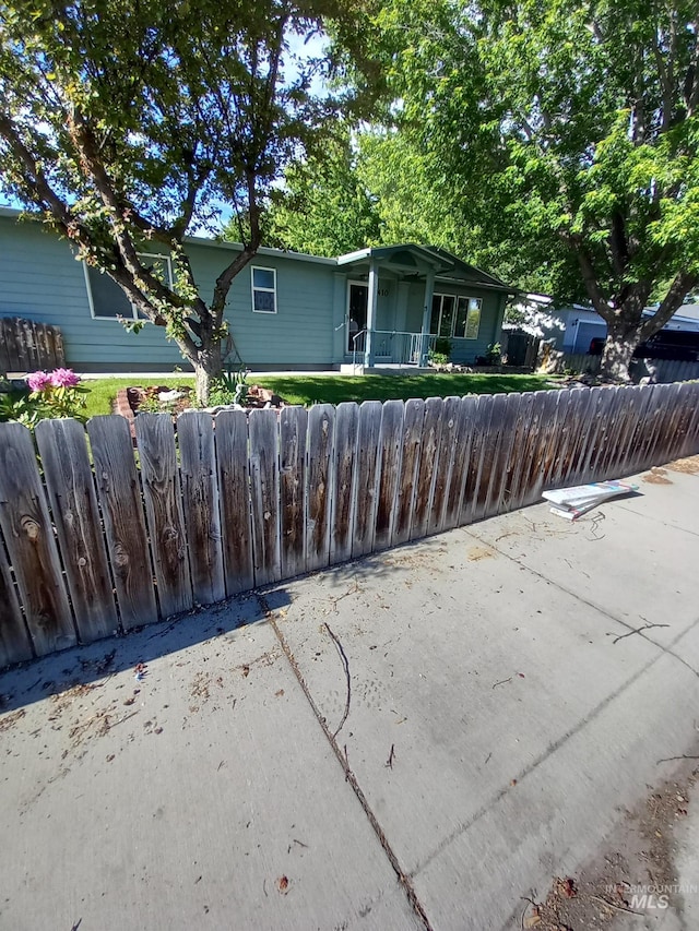 410 Cedar St, Middleton, ID 83644 - view of front facade with a fenced front yard and a porch