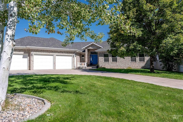 view of front facade featuring a front yard and a garage