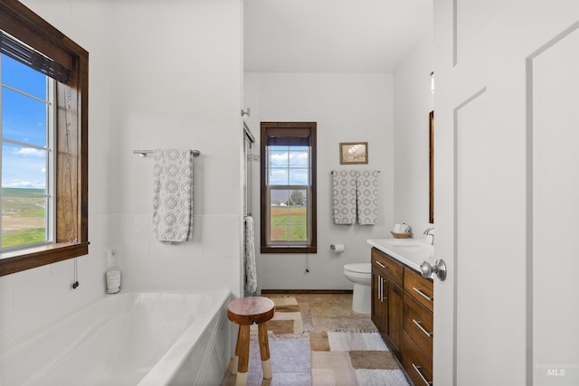 2510 Westridge Ct, Clarkston, WA 99403 - bathroom featuring toilet, a wealth of natural light, and a tub