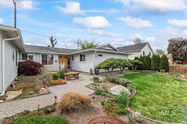 ranch-style house featuring a front yard