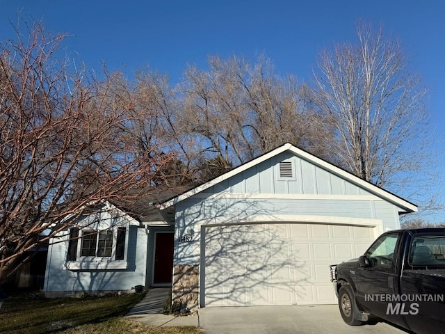 view of front facade featuring a garage