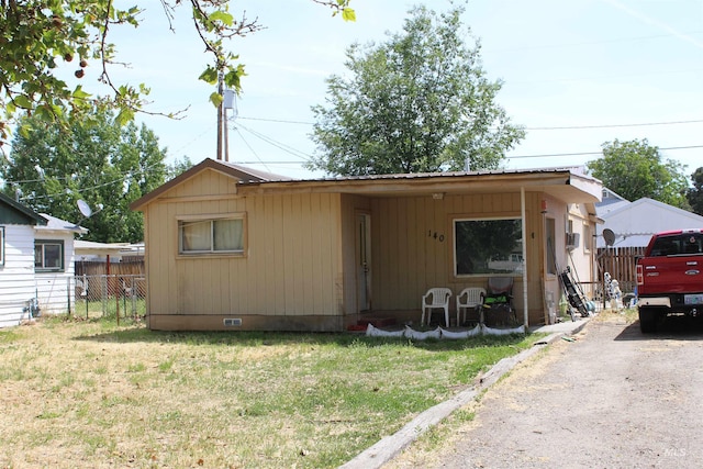 view of front of property with a front yard