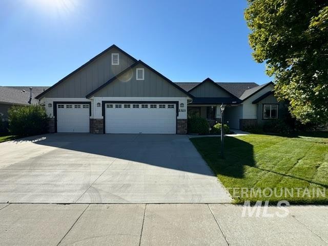 view of front of home featuring a garage and a front yard