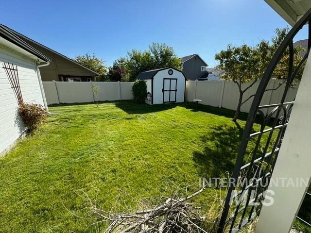 view of yard featuring a shed