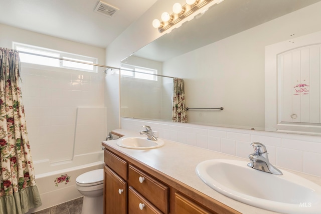 full bathroom with shower / tub combo with curtain, plenty of natural light, toilet, and decorative backsplash