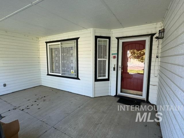 entrance to property featuring a porch