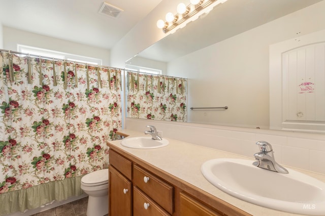 full bathroom featuring vanity, shower / bathtub combination with curtain, backsplash, and toilet