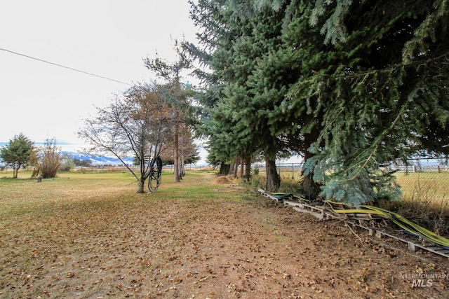 view of yard featuring a rural view