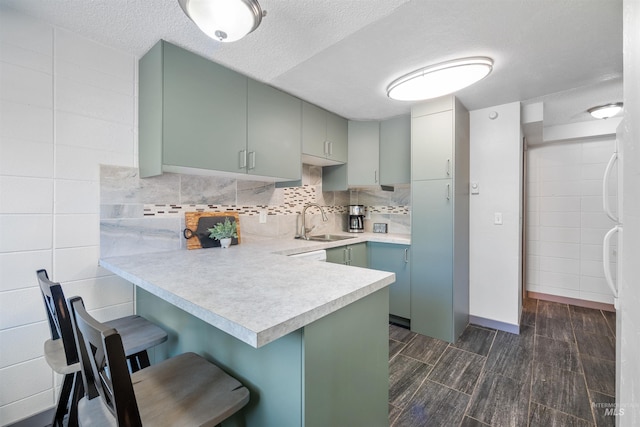 946 S Curtis Rd, Boise, ID 83705 - kitchen with a sink, a peninsula, light countertops, a breakfast bar area, and wood finish floors