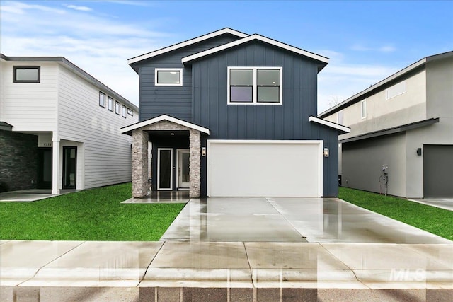 view of front facade featuring a garage