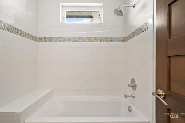 bathroom with tiled shower / bath combo