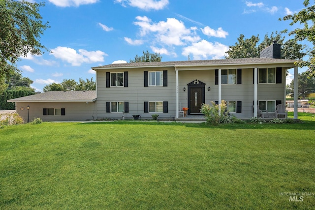 split foyer home featuring a front lawn