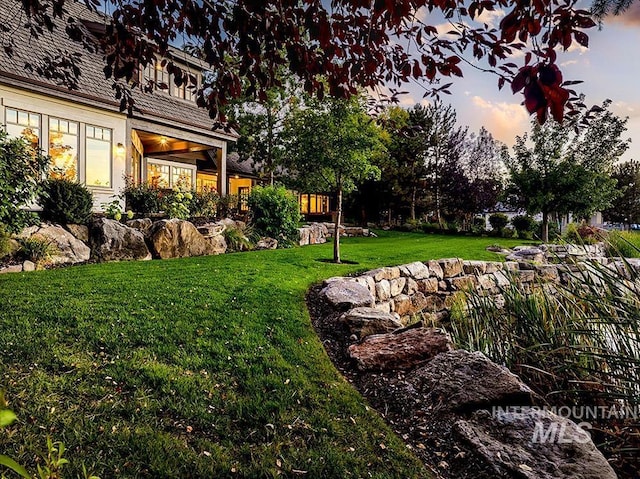 view of yard at dusk