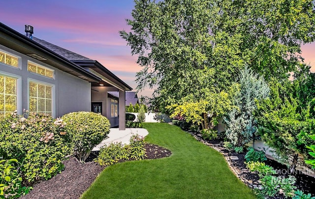 view of yard at dusk