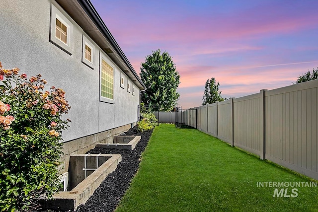 view of yard at dusk