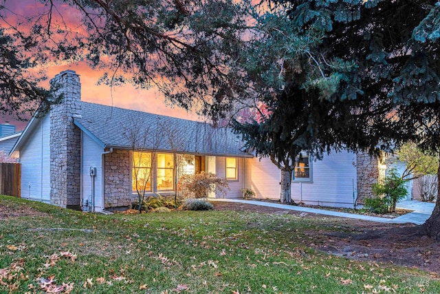 view of front of home featuring a lawn