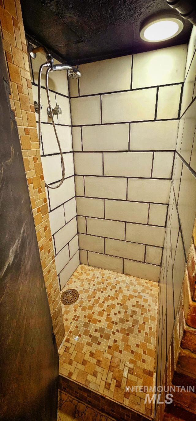bathroom with a tile shower