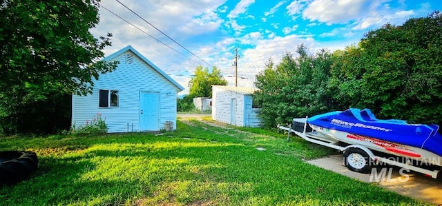 view of yard featuring an outbuilding