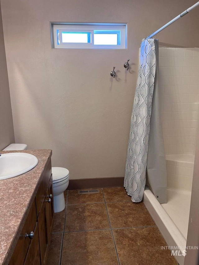 322 Linden Ave, Twin Falls, ID 83301 - full bath with vanity, toilet, plenty of natural light, and a shower with shower curtain