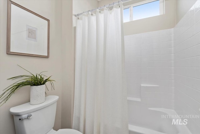 bathroom featuring toilet and shower / bath combo