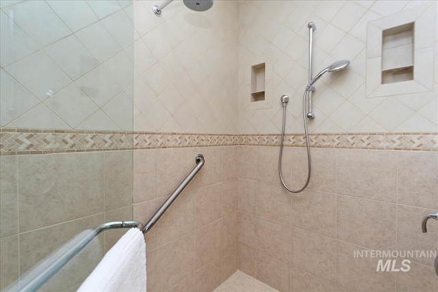 bathroom featuring tiled shower