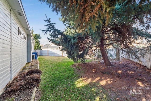 view of yard featuring a fenced backyard