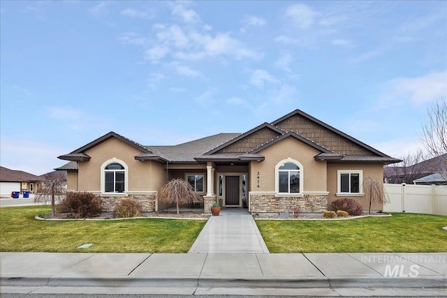 craftsman inspired home featuring a front lawn