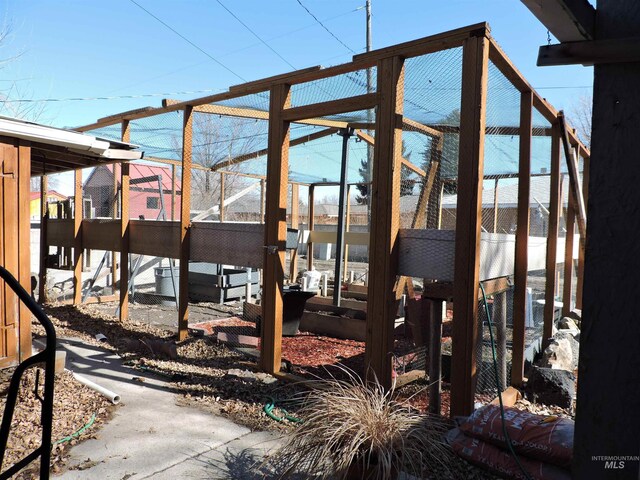 view of yard featuring an outbuilding