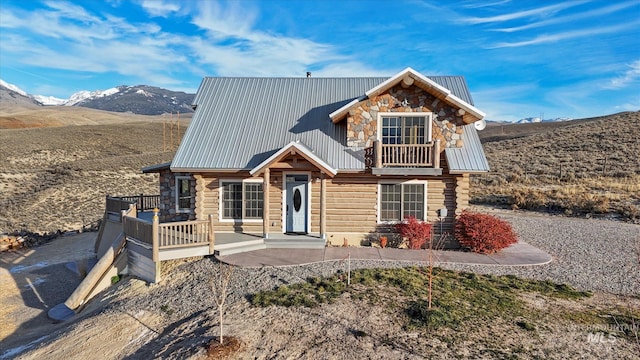 view of front of house featuring a mountain view