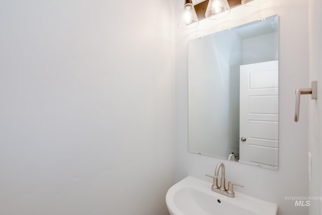 bathroom featuring a sink