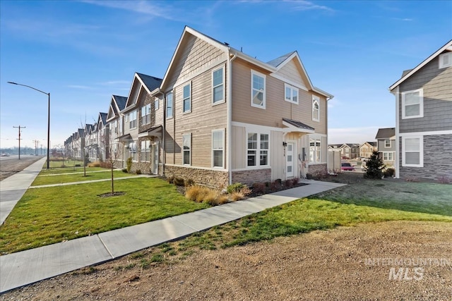 view of front of home featuring a front yard