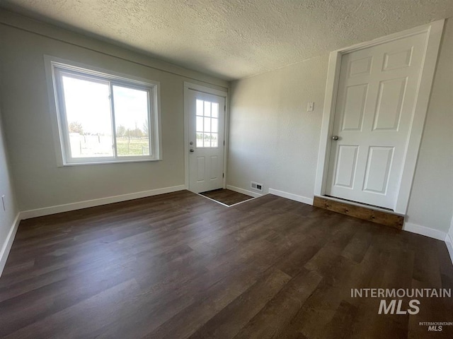 956 SE Hamilton Rd, Mountain Home, ID 83647 - entrance foyer with a textured ceiling, dark wood-style floors, and baseboards