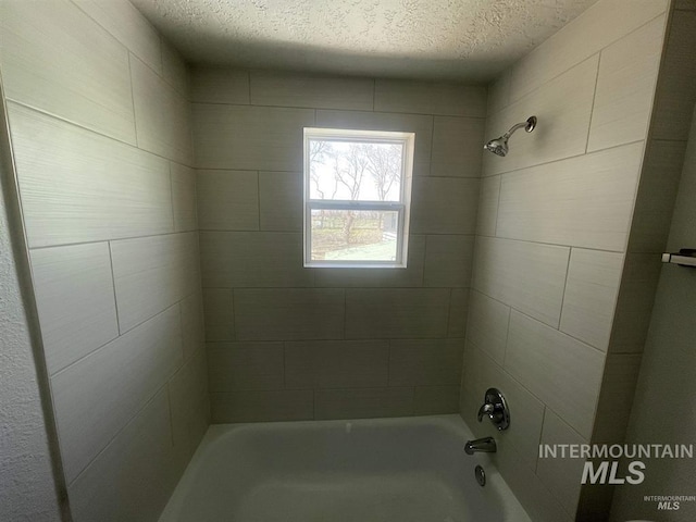 956 SE Hamilton Rd, Mountain Home, ID 83647 - bathroom featuring a textured ceiling and washtub / shower combination