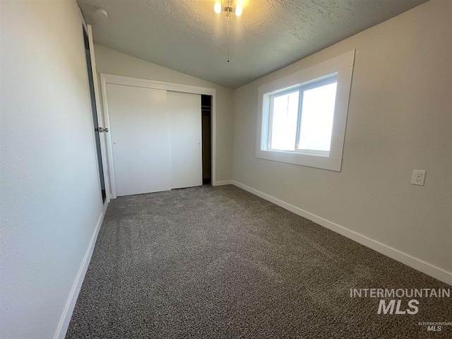 956 SE Hamilton Rd, Mountain Home, ID 83647 - unfurnished bedroom featuring vaulted ceiling, baseboards, carpet floors, a closet, and a textured ceiling