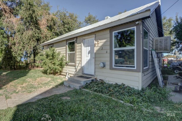 view of front of house with a front lawn