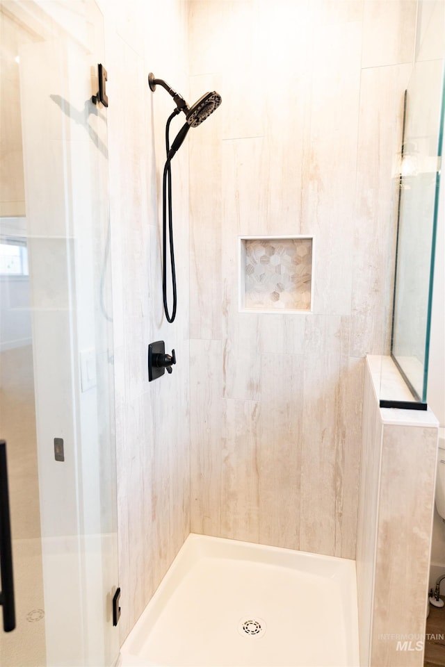 bathroom featuring a tile shower