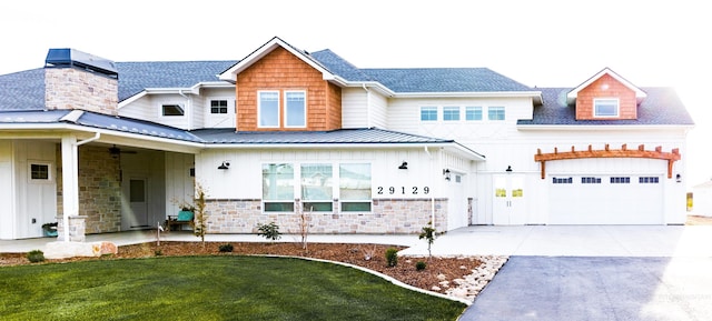 view of front of house featuring a front lawn