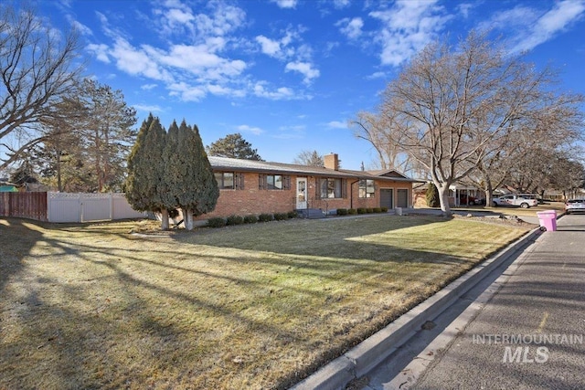 ranch-style home featuring a front lawn