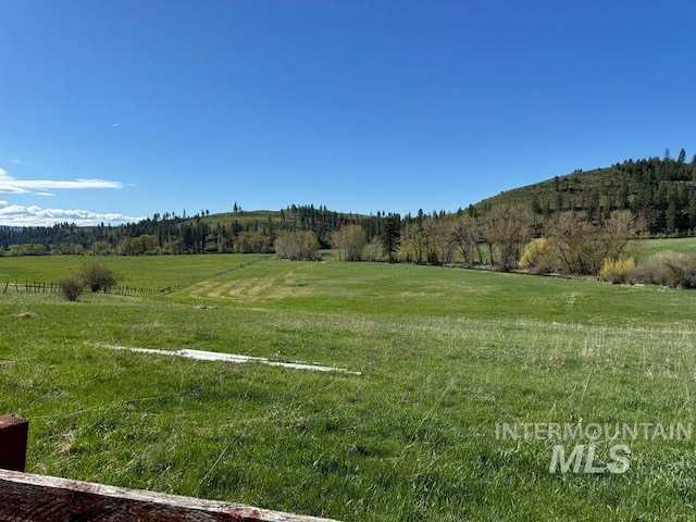 view of yard featuring a rural view