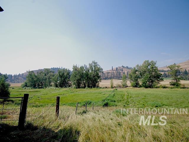 view of yard featuring a rural view