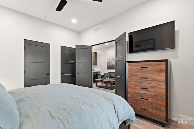 bedroom featuring light wood finished floors, recessed lighting, visible vents, ceiling fan, and baseboards