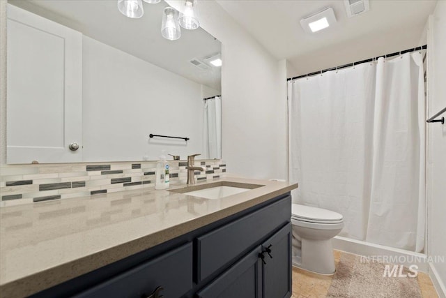 bathroom featuring vanity, a shower with curtain, visible vents, toilet, and tasteful backsplash