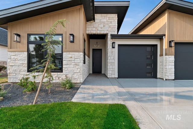 view of front of house featuring a garage