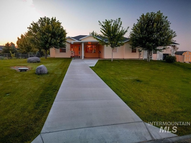 view of front of house featuring a lawn