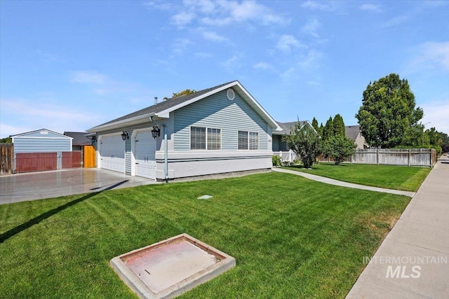 view of front of home featuring a front yard and a garage