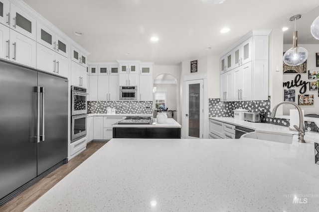 3136 S Bear Claw Way, Meridian, ID 83642 - kitchen with appliances with stainless steel finishes, a sink, tasteful backsplash, dark wood-style floors, and white cabinets
