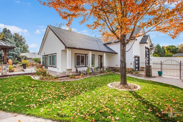 view of front of home featuring a front yard