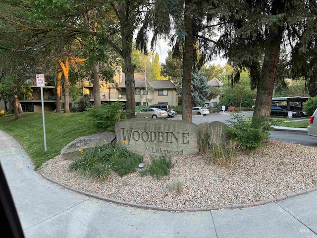 community sign with a lawn