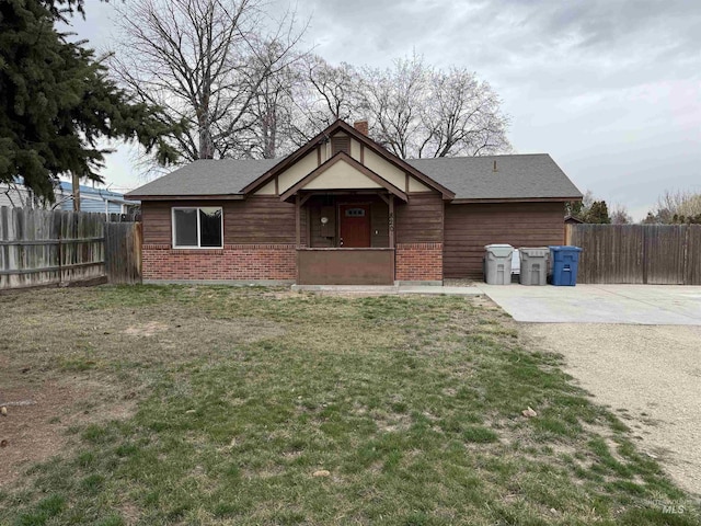 view of front of home featuring a front yard and fence